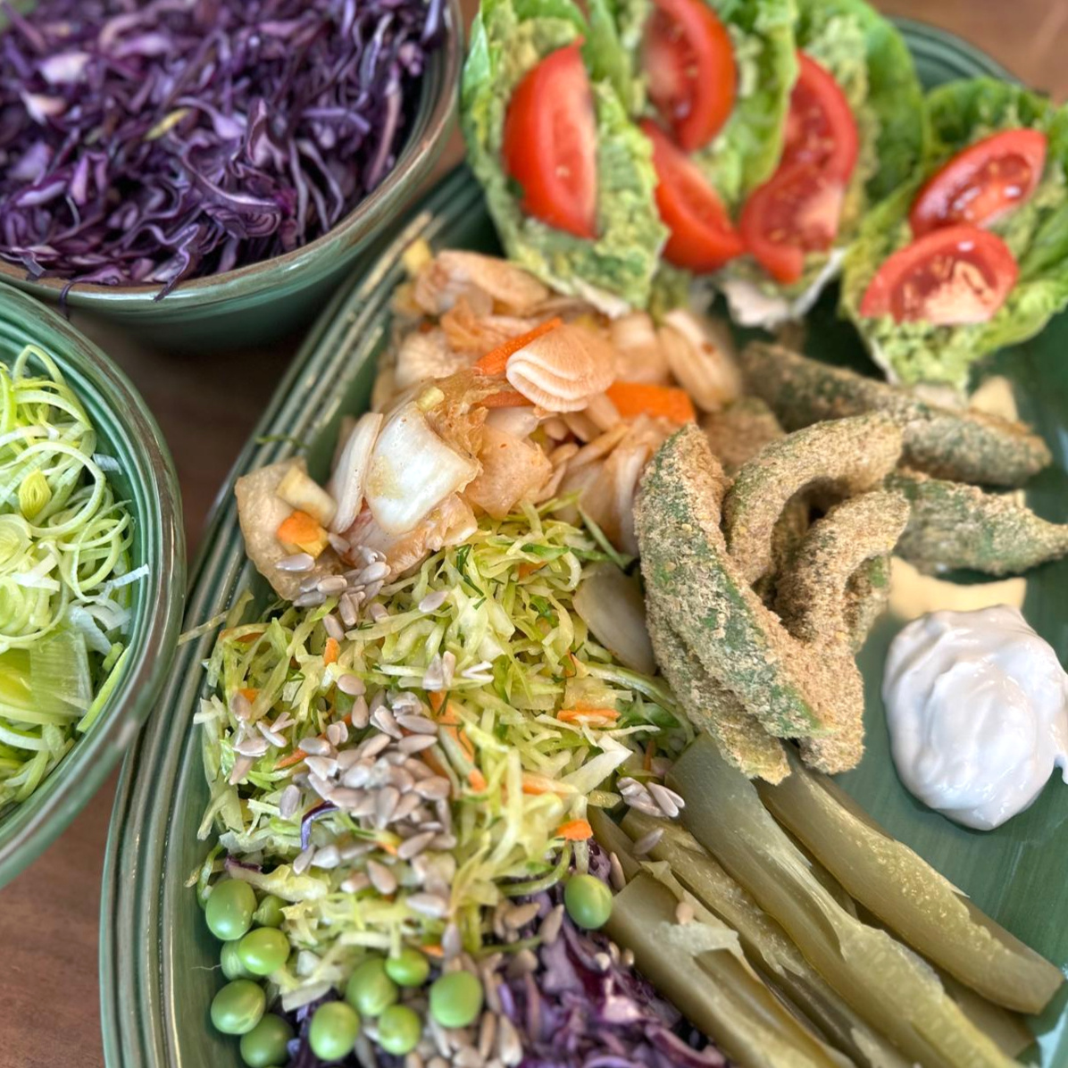 Żywa energia na talerzu. Kolorowy talerz pełen surowych warzyw, awokado i kiełków – dieta Raw Vegan w Modlimowie.