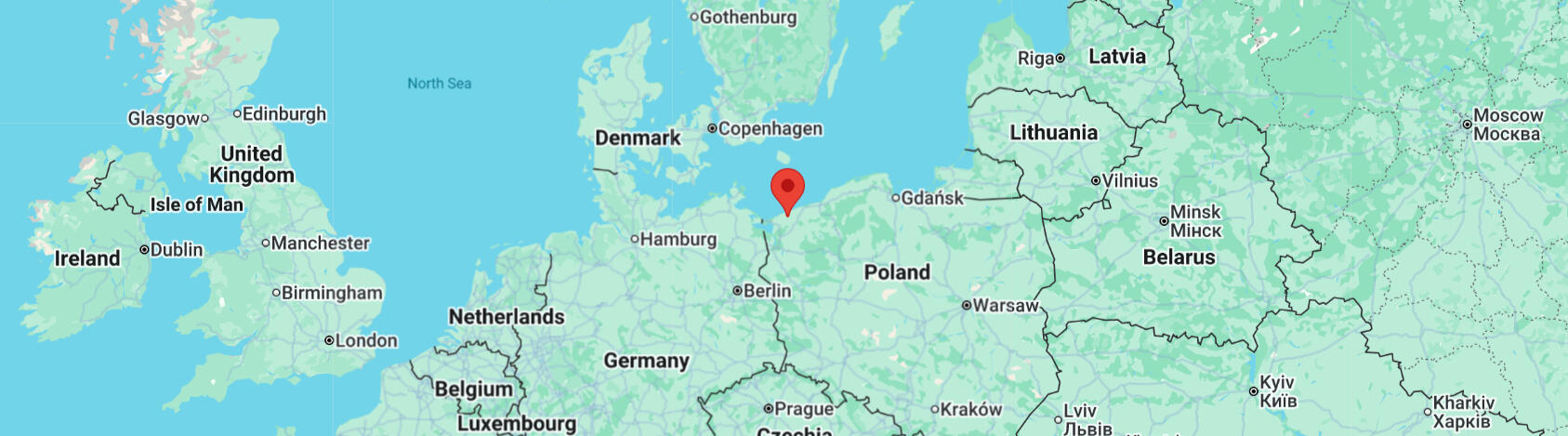 Tu nas znajdziesz – Modlimowo, gmina Karnice. Mapa Europy Środkowej z czerwoną pinezką wskazującą lokalizację Modlimowo Forest Camp w północno-zachodniej Polsce, blisko wybrzeża Bałtyku.