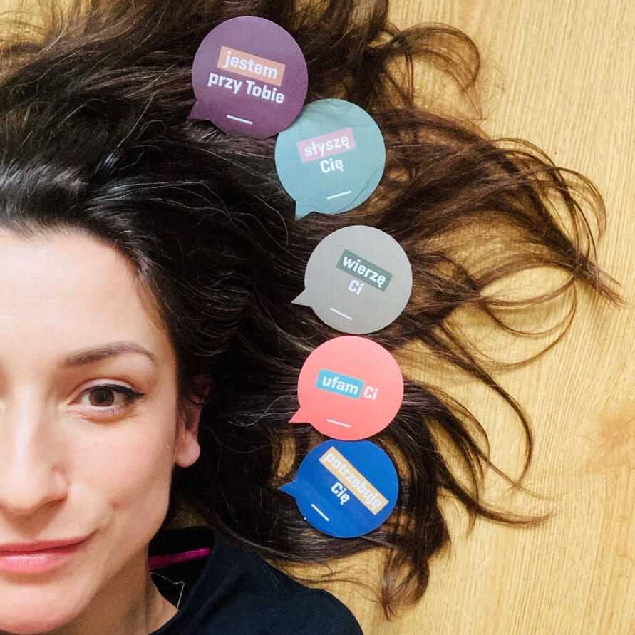 Odkryj uważność. Magdalena Tyndzik – prowadząca zajęcia „Przetwórcza Uważność”, portret z kolorowymi naklejkami we włosach.