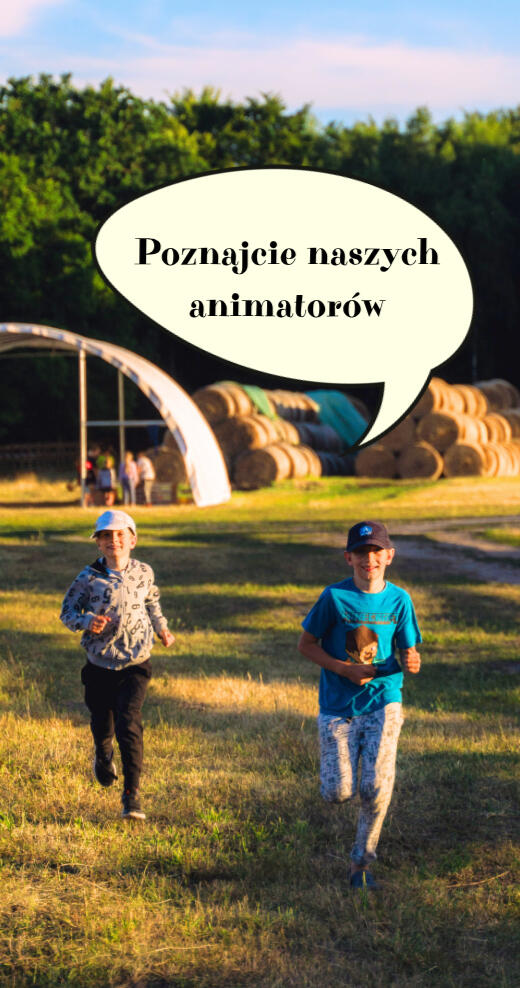 Dwóch uśmiechniętych chłopców biegnie po słonecznej polanie w Modlimowie, w tle bela słomy i las.