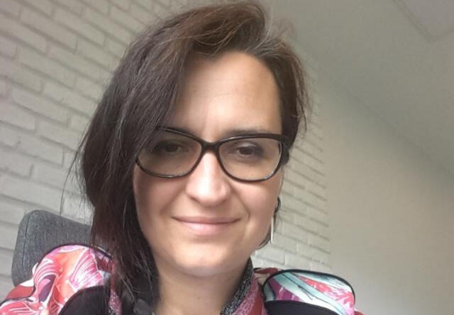 Katarzyna Mowel – przewodniczka po warsztatach „Leśne Zanurzenie”, uśmiechnięta kobieta w okularach.